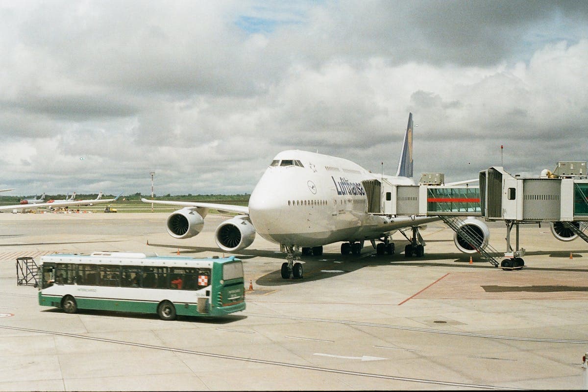 Bus moderne CNT devant l'aéroport de Maurice
