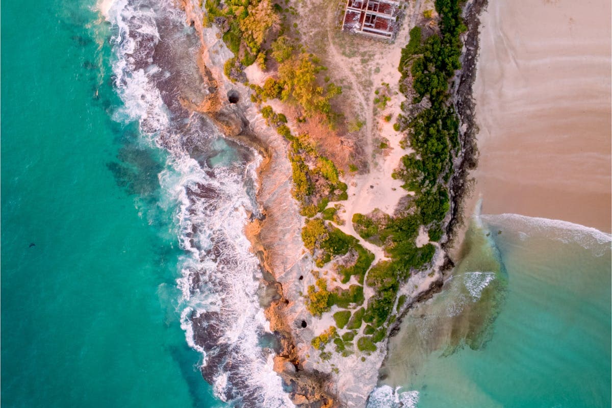 Vue aérienne du lagon turquoise de Maurice avec dégradés de bleu
