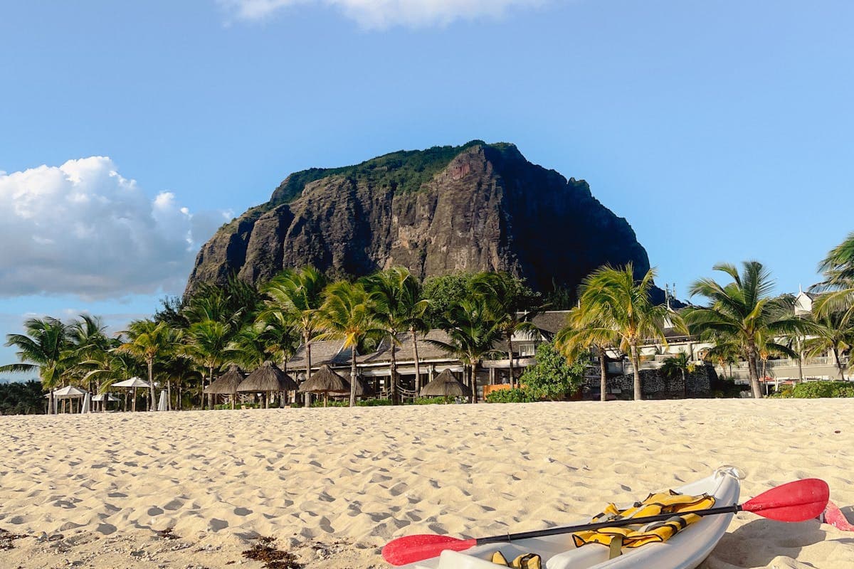 Billets de roupies mauriciennes avec marché en arrière-plan
