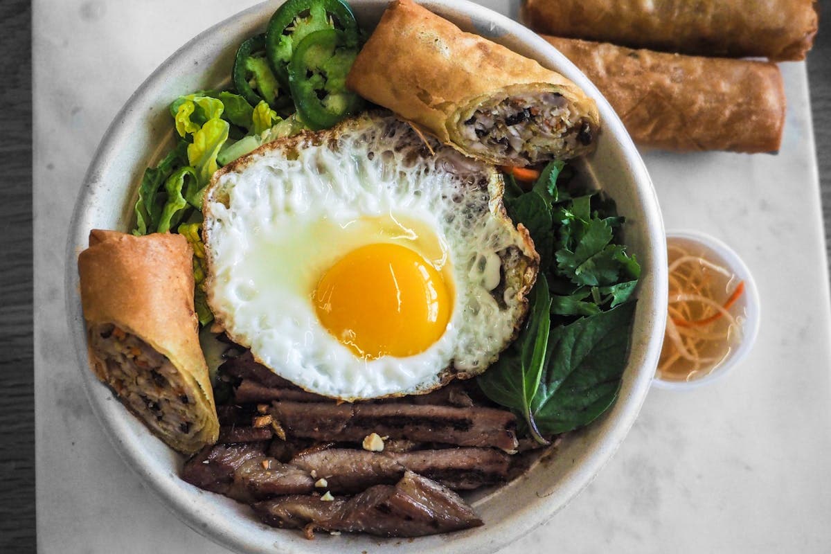 Wok fumant avec mine frit mauricien et légumes colorés