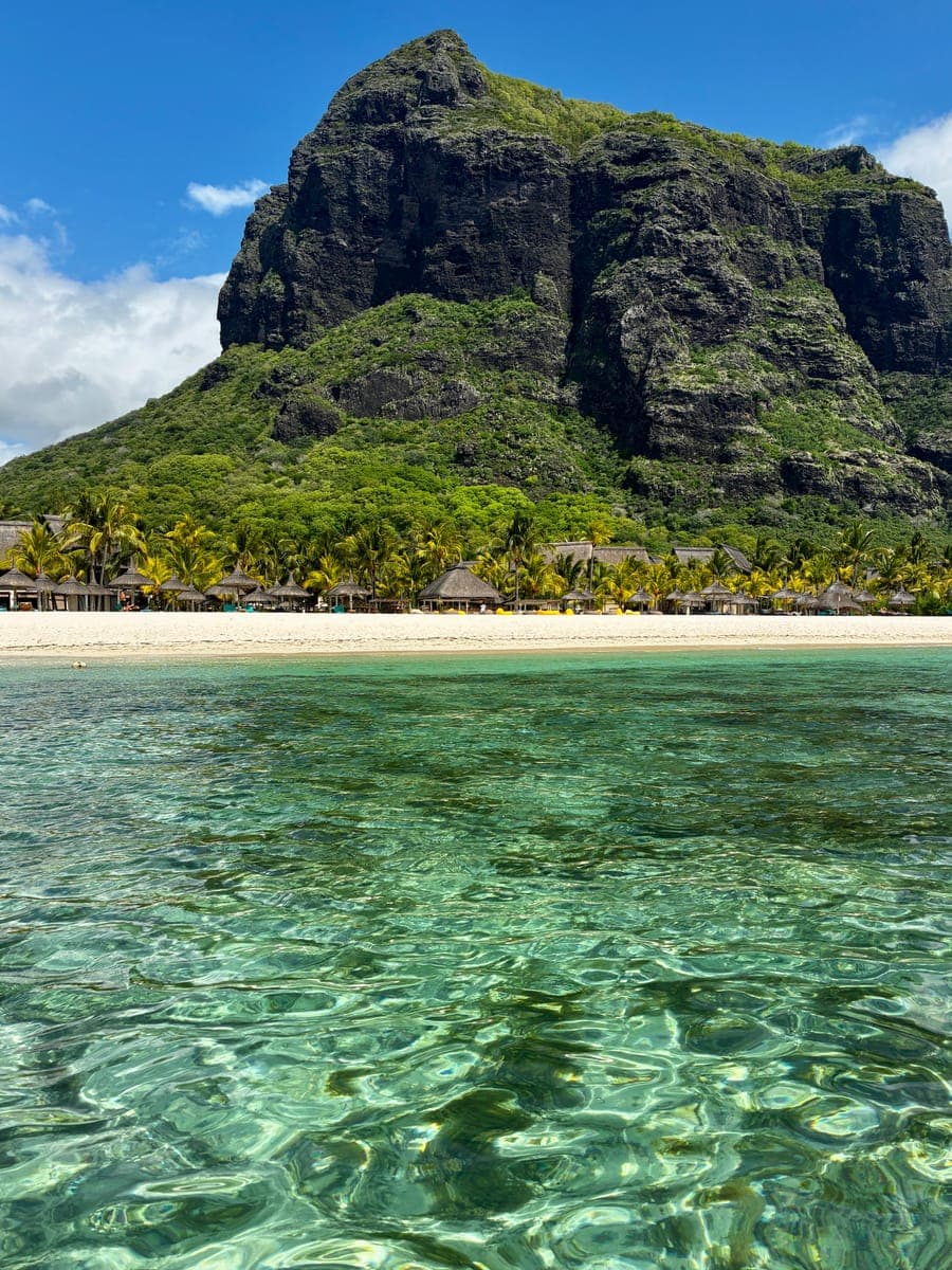 Plage du Morne avec vue sur la montagne