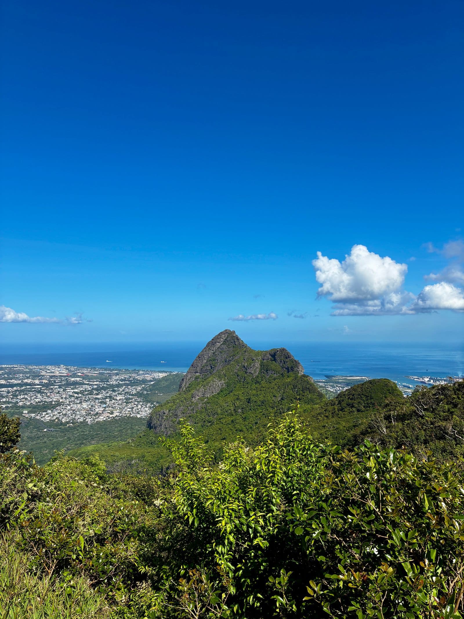 Vue panoramique sur le lagon depuis un sentier de randonnée à Maurice
