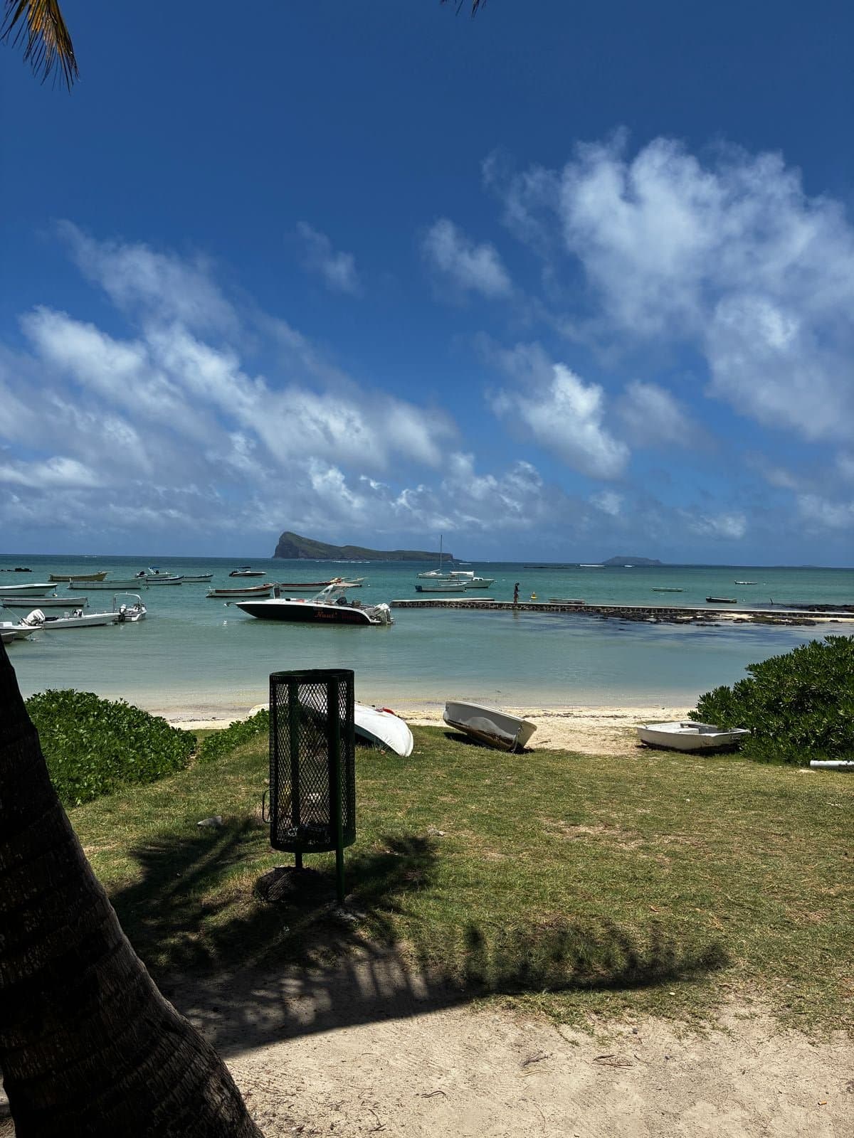 Vue aérienne de la plage de Trou aux Biches et son lagon turquoise